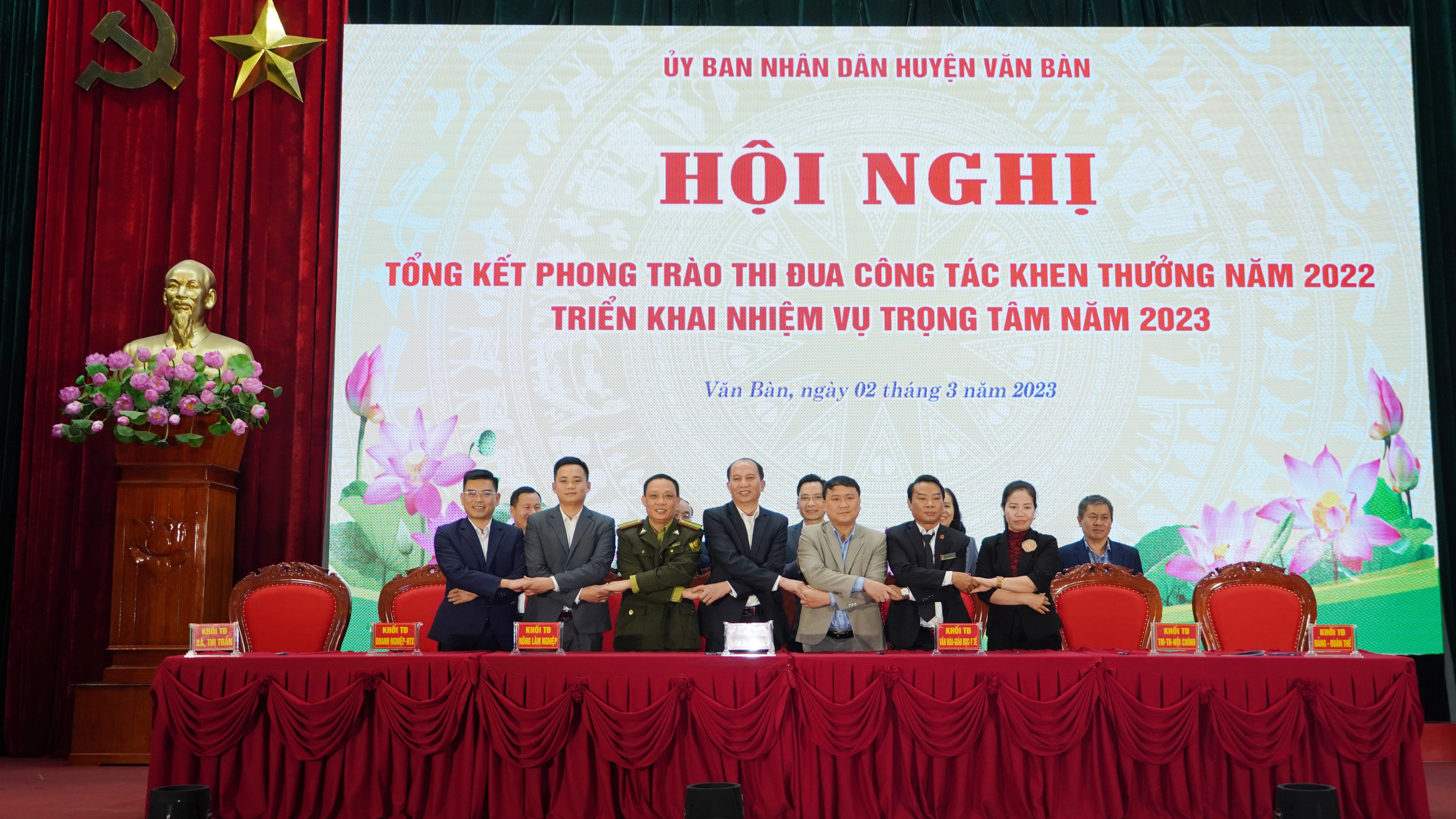Ký giao ước thi đua năm 2023.