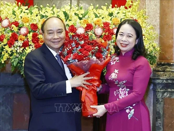 Quyền Chủ tịch nước Võ Thị Ánh Xuân tặng hoa nguyên Chủ tịch nước Nguyễn Xuân Phúc.