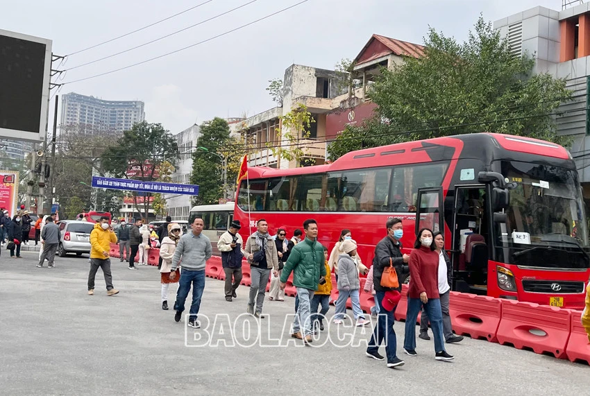 Người dân và du khách nô nức du xuân thành phố Lào Cai ảnh 6