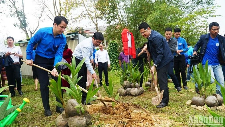 Các đại biểu tham gia trồng dừa xiêm tại lễ ra quân.