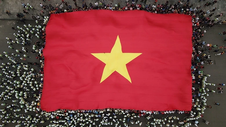 Tiền Phong marathon được trao kỷ lục vì có số VĐV tham gia chào cờ và hát quốc ca đông nhất trên quảng trường tại Việt Nam.