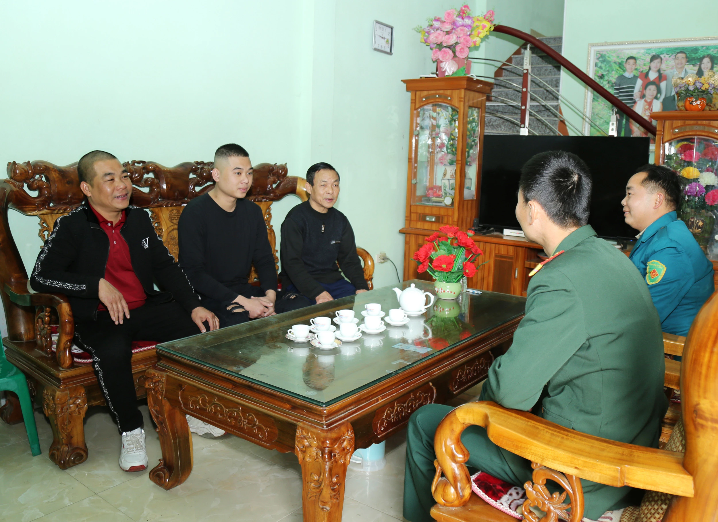 Thanh niên Phạm Quang Huy (thứ 2 bên trái ảnh) ở tổ 3, phường Bắc Cường, thành phố Lào Cai tình nguyện nhập ngũ. Gia đình quan tâm động viên Nguyễn Văn Tùng nỗ lực vượt mọi khó khăn để hoàn thành nhiệm vụ được giao.