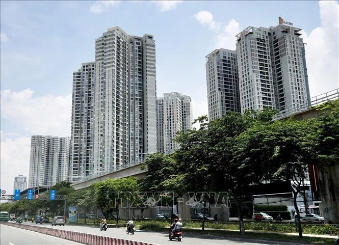 Các tòa chung cư cao tầng dọc theo Xa lộ Hà Nội, thành phố Thủ Đức.