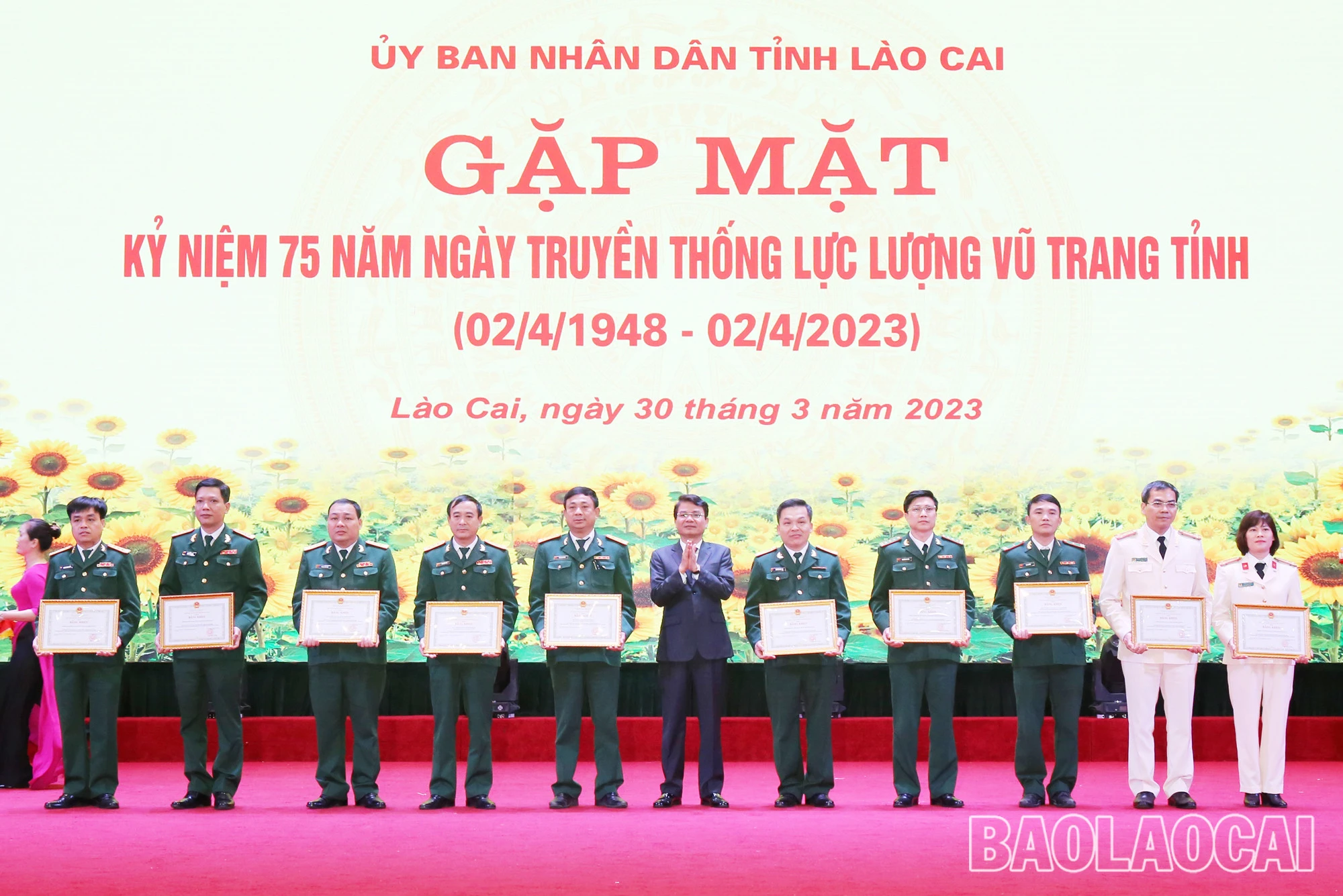Bí thư Tỉnh ủy Đặng Xuân Phong trao Bằng khen cho các tập thể có thành tích xuất sắc trong thực hiện nhiệm vụ quân sự, quốc phòng. Phó Bí thư Thường trực Tỉnh ủy Vũ Xuân Cường (ảnh trên) và Chủ tịch UBND tỉnh Trịnh Xuân Trường (ảnh dưới) trao Bằng khen cho các cá nhân có thành tích xuất sắc trong thực hiện nhiệm vụ quân sự, quốc phòng.