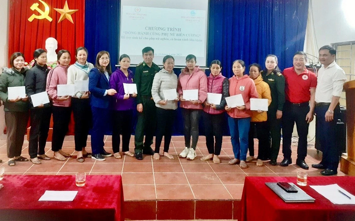 Trao vốn vay phát triển sinh kế cho phụ nữ nghèo xã Cốc Mỳ, huyện Bát Xát.