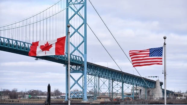 Cờ Canada và Mỹ gần Cầu Ambassador tại cửa khẩu biên giới Canada-Mỹ ở Windsor.