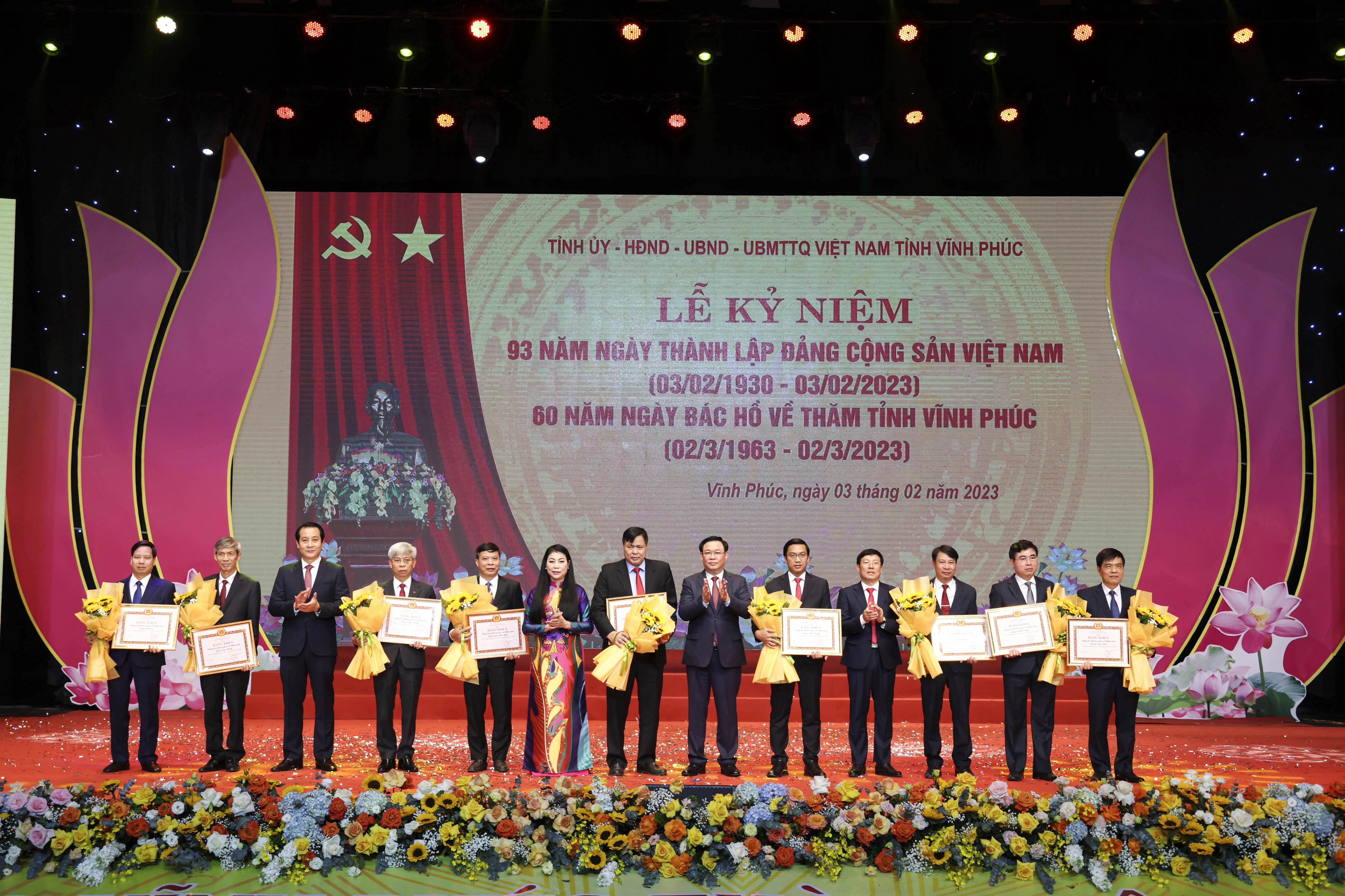 Chủ tịch Quốc hội Vương Đình Huệ; Bí thư Tỉnh ủy Hoàng Thị Thúy Lan; Phó Bí thư Thường trực Tỉnh ủy Phạm Hoàng Anh; Chủ tịch UBND tỉnh Lê Duy Thành trao Bằng khen cho các địa phương có thành tích xuất sắc trong học tập và làm theo Bác.