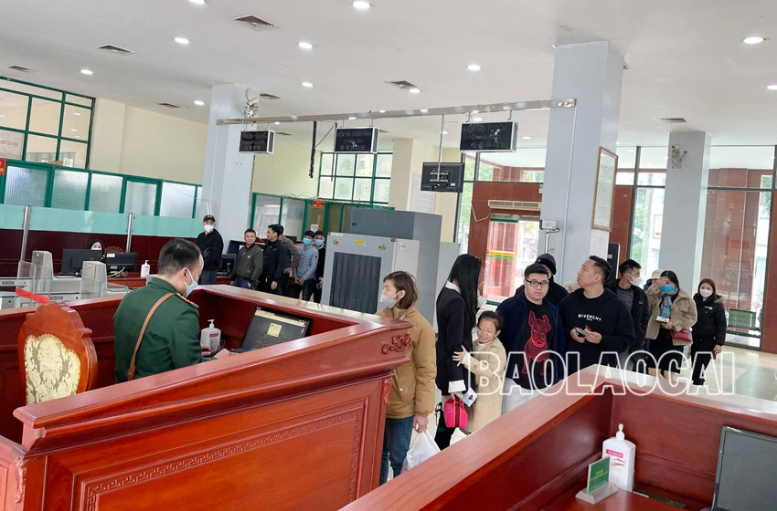 Người dân và du khách nô nức du xuân thành phố Lào Cai ảnh 4