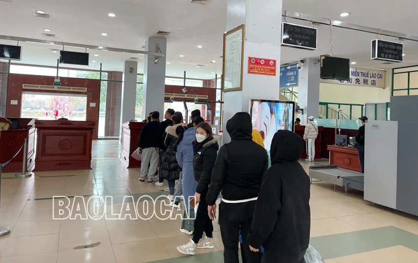 Người dân và du khách nô nức du xuân thành phố Lào Cai ảnh 5