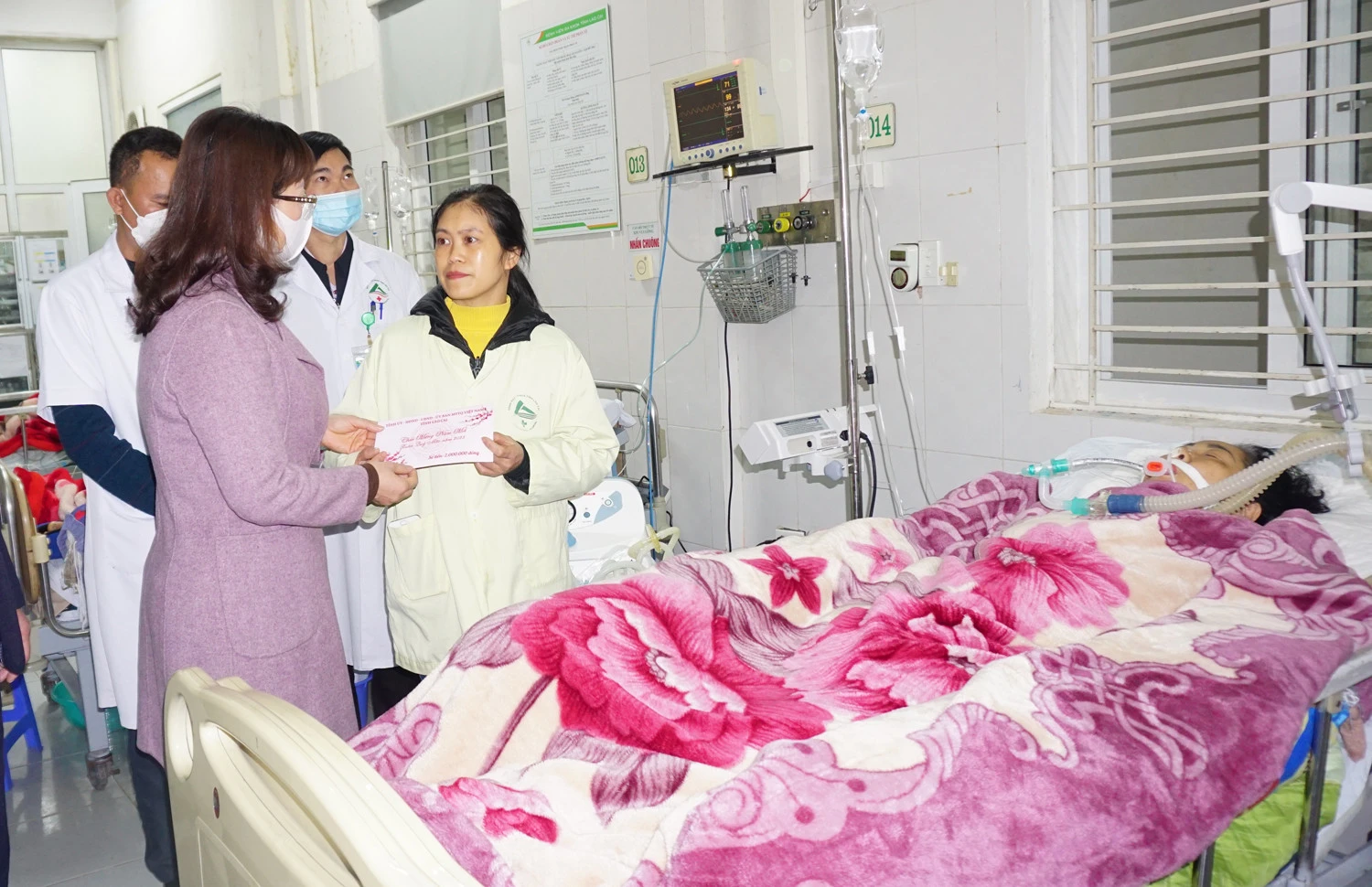 Phó Chủ tịch UBND tỉnh Giàng Thị Dung thăm và tặng quà tết tại Bệnh viện Đa khoa tỉnh, Bệnh viện Sản - Nhi tỉnh ảnh 1