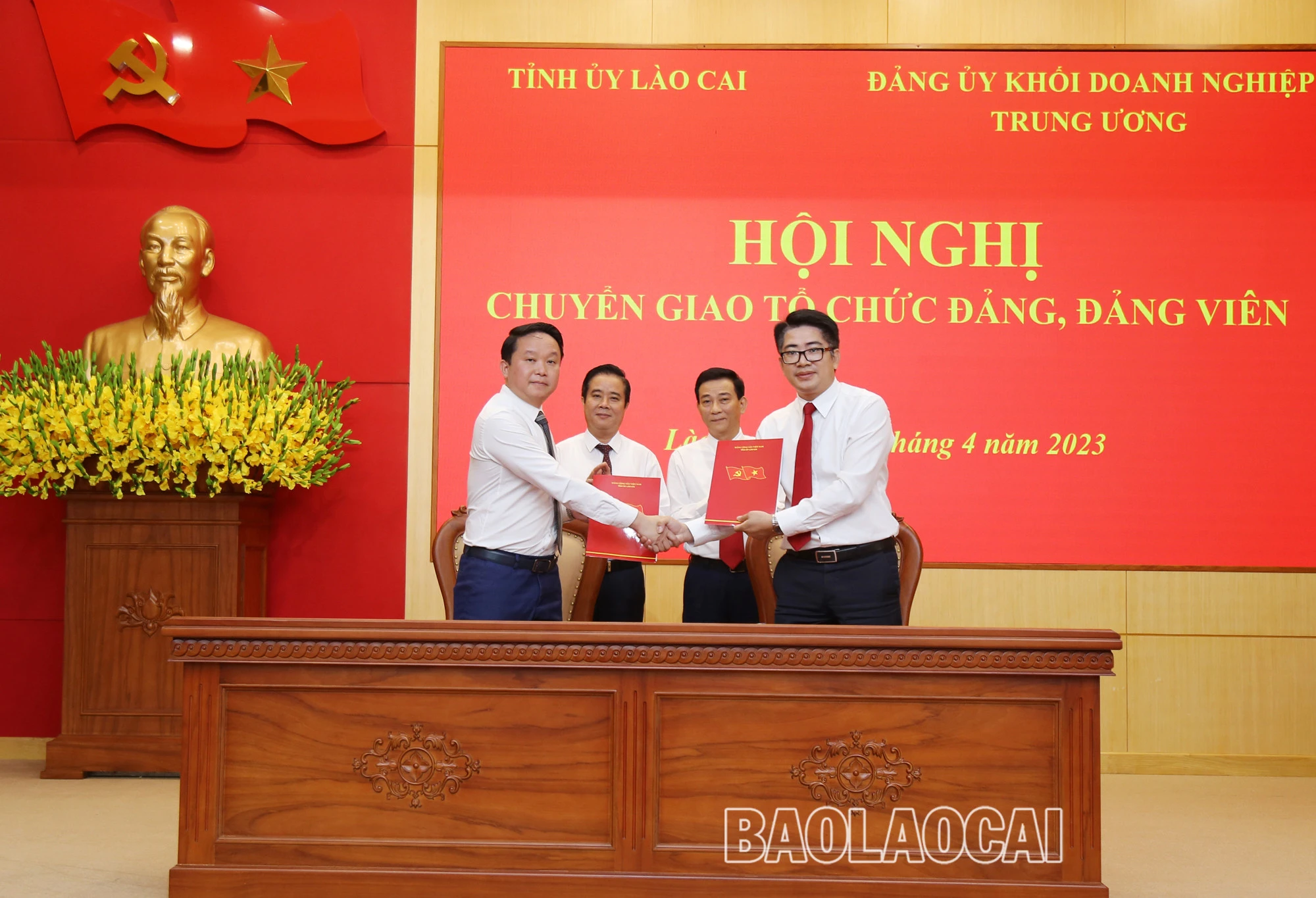 Ký biên bản bàn giao các tổ chức đảng về Đảng bộ Ngân hàng Nông nghiệp và Phát triển nông thôn Việt Nam.