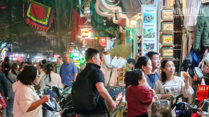 Du khách trên phố Hàng Bông, Hà Nội.