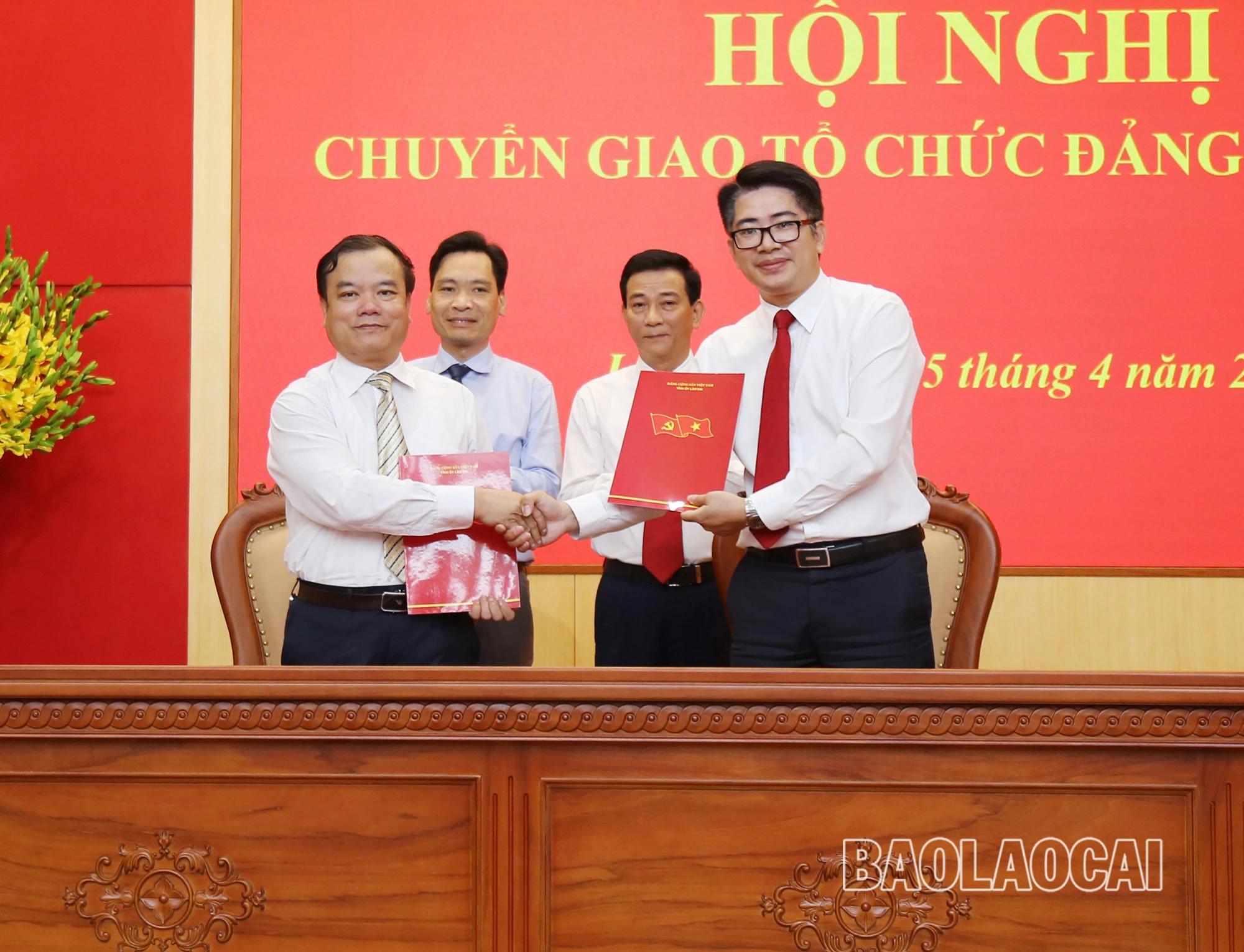 Ký biên bản bàn giao các tổ chức đảng về Đảng bộ Ngân hàng Nông nghiệp và Phát triển nông thôn Việt Nam.