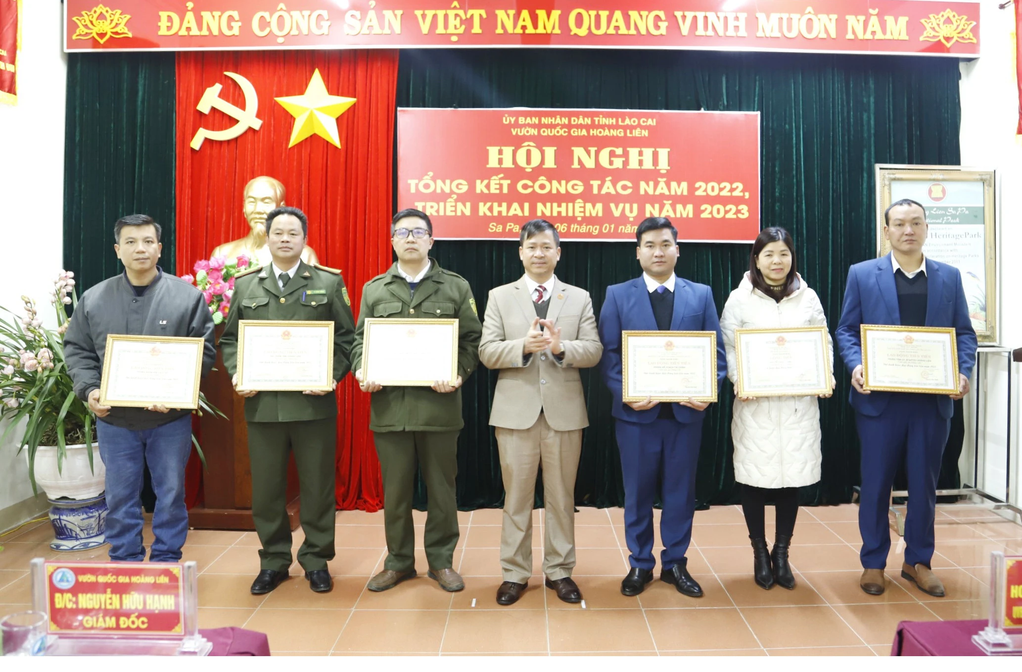 Trao thưởng cho các tập thể và cá nhân có thành tích xuất sắc trong công tác năm 2022.