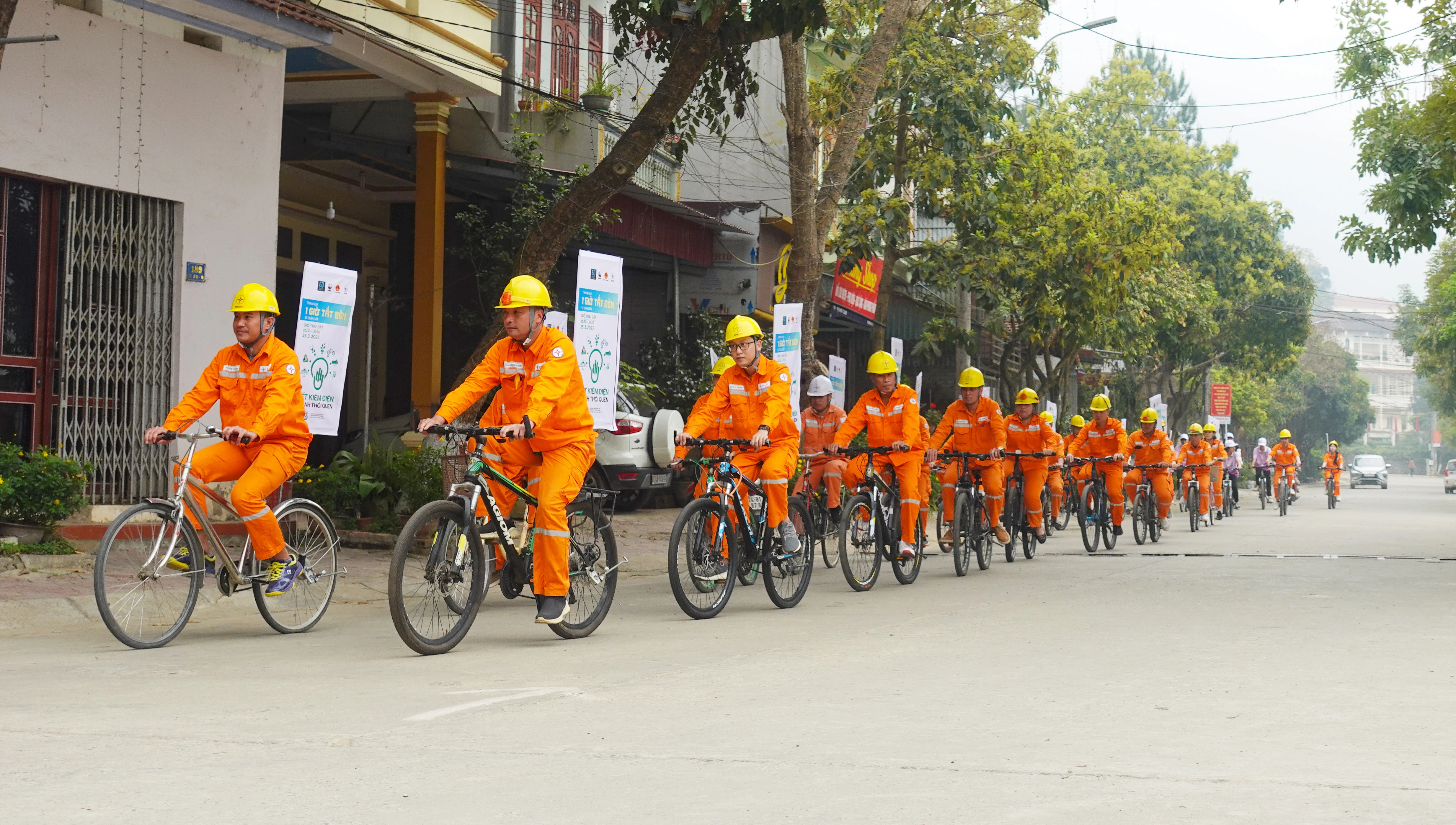 Bắc Hà: Đạp xe diễu hành tuyên truyền hưởng ứng Chiến dịch Giờ Trái đất năm 2023 ảnh 1
