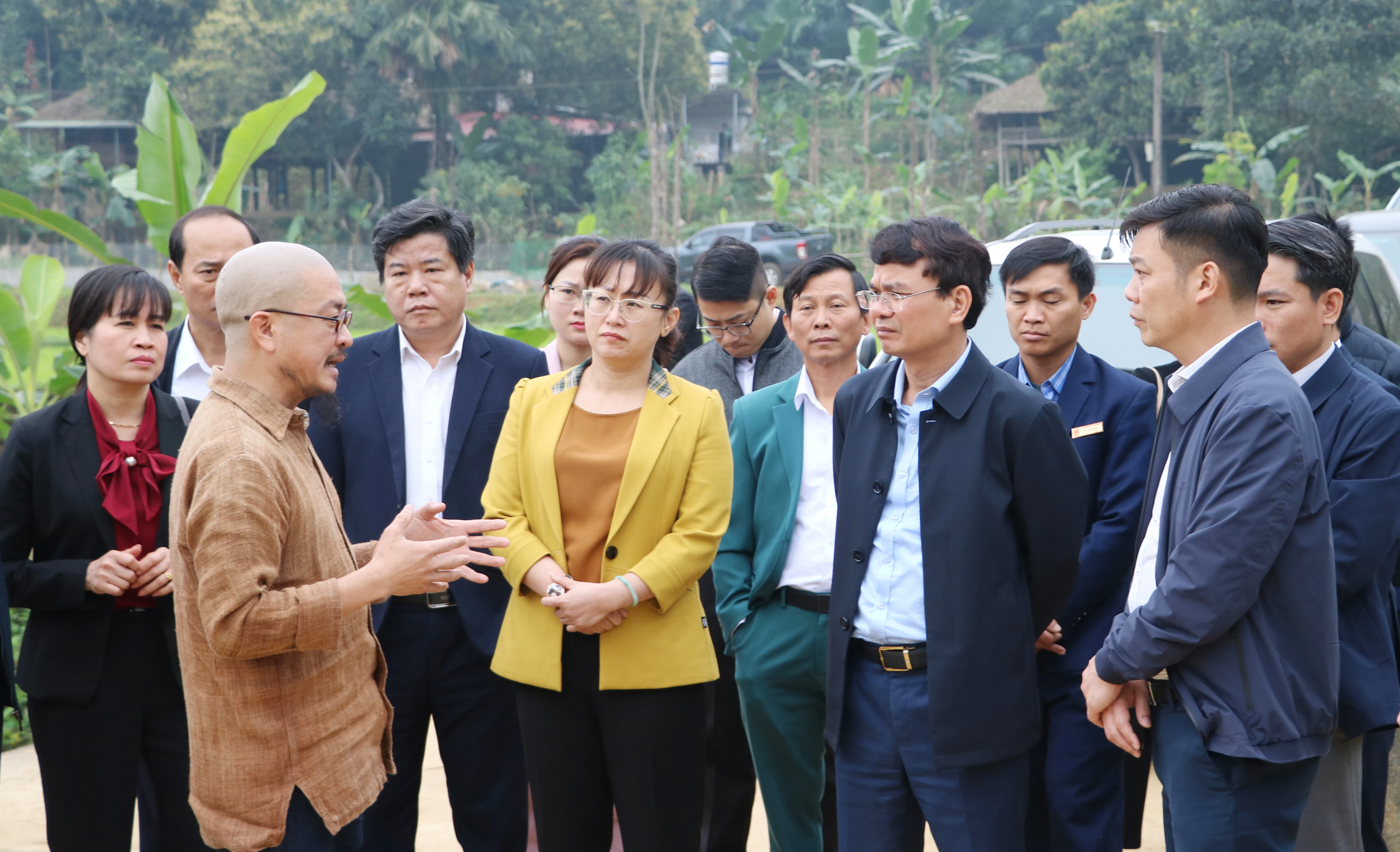 Chuyên gia tư vấn của huyện Bảo Yên giới thiệu tổng thể về chương trình phát triển du lịch, xây dựng không gian văn hóa Tày tại điểm du lịch Nghĩa Đô.