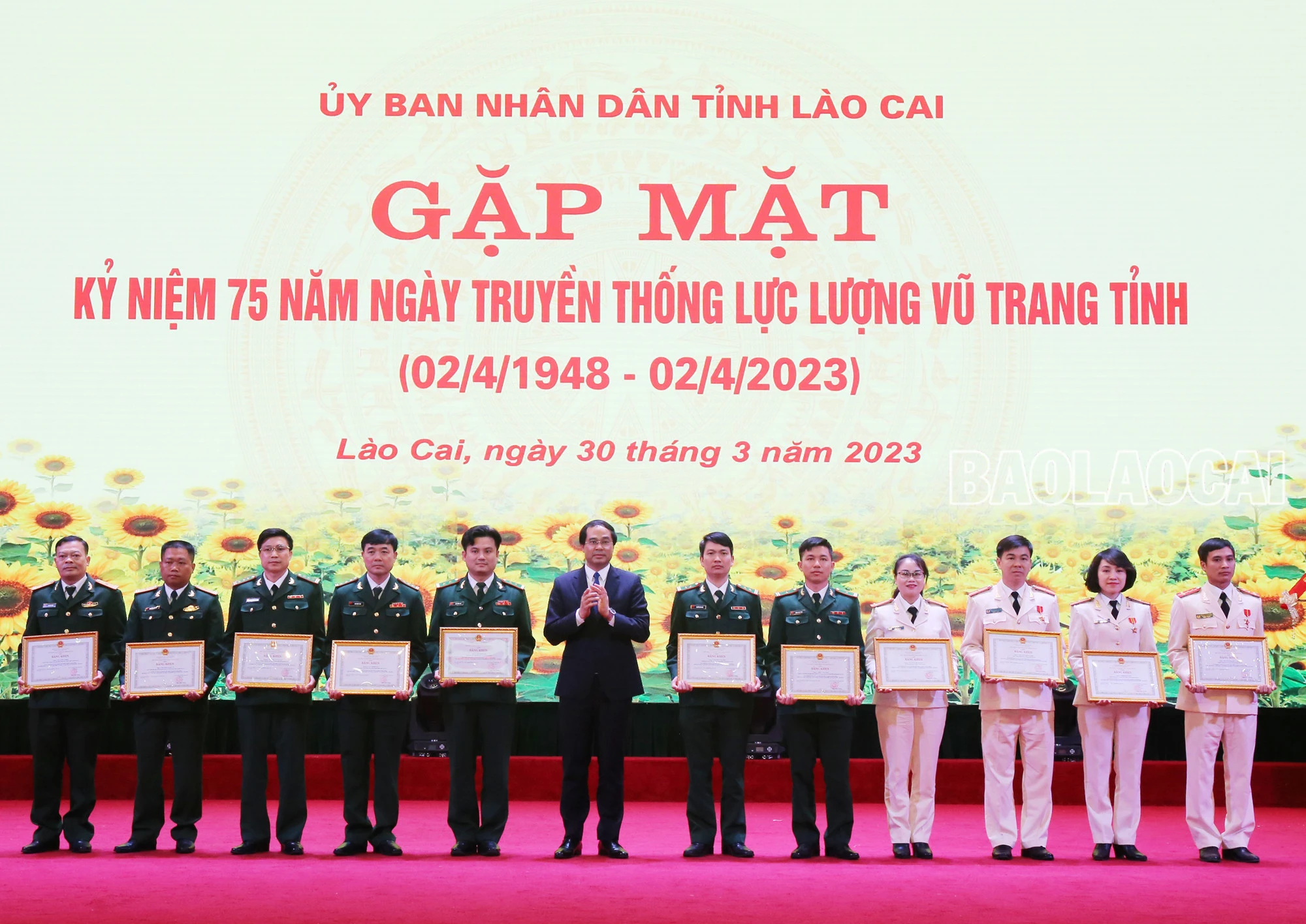 Bí thư Tỉnh ủy Đặng Xuân Phong trao Bằng khen cho các tập thể có thành tích xuất sắc trong thực hiện nhiệm vụ quân sự, quốc phòng. Phó Bí thư Thường trực Tỉnh ủy Vũ Xuân Cường (ảnh trên) và Chủ tịch UBND tỉnh Trịnh Xuân Trường (ảnh dưới) trao Bằng khen cho các cá nhân có thành tích xuất sắc trong thực hiện nhiệm vụ quân sự, quốc phòng.