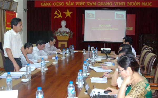 Đại biểu đóng góp ý kiến cho bản thảo.