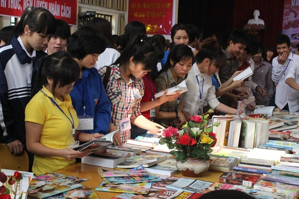 Các độc giả say mê đọc những cuốn sách hay.