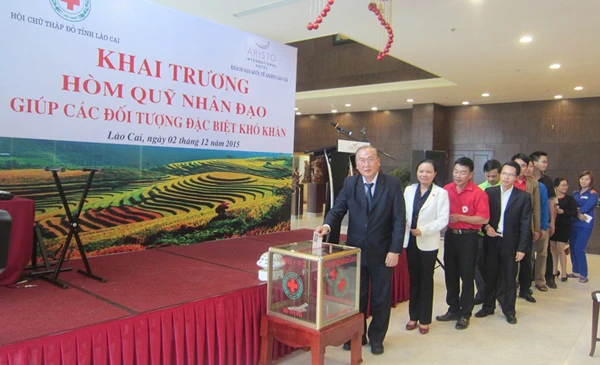 Các đại biểu tham dự ủng hộ gây quỹ.
