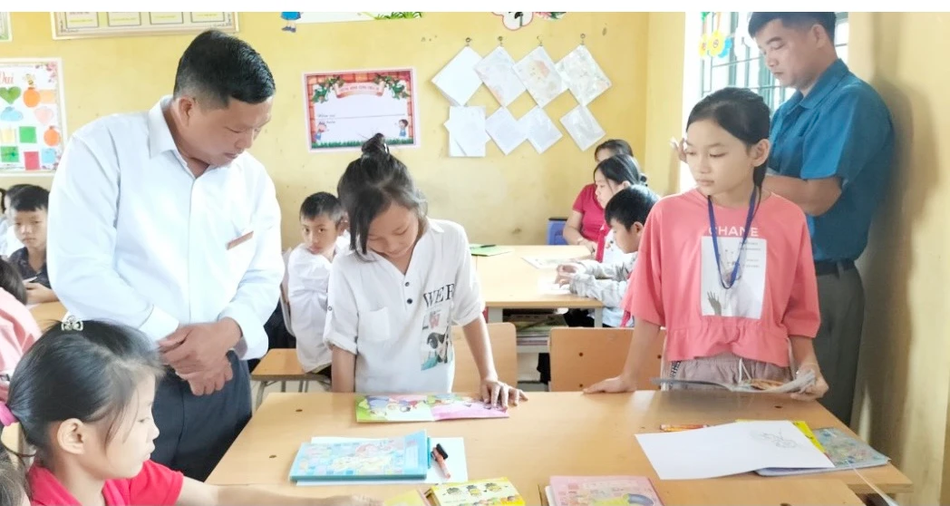 Thầy giáo Vũ Văn Duân dự một tiết học của học sinh.