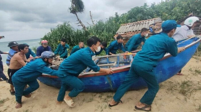 Lực lượng dân quân tại Phù Mỹ giúp đưa tàu thuyền của người dân lên bờ tránh bão chiều 26/9.