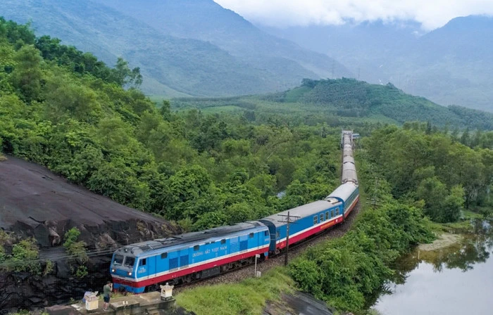 Đường sắt tạm dừng chạy đôi tàu khách Thống Nhất do ảnh hưởng bão Noru.