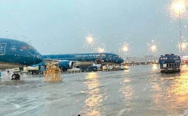 Các chuyến bay đến và đi 5 sân bay Chu Lai, Đà Nẵng, Phú Bài, Phù Cát, Pleiku trong thời gian ảnh hưởng của bão sẽ tạm ngừng.