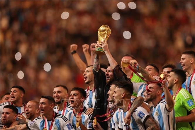 Giây phút đăng quang vô địch World Cup 2022 của cầu thủ vĩ đại nhất trong lịch sử Lionel Messi (giữa) cùng các đồng đội Argentina.