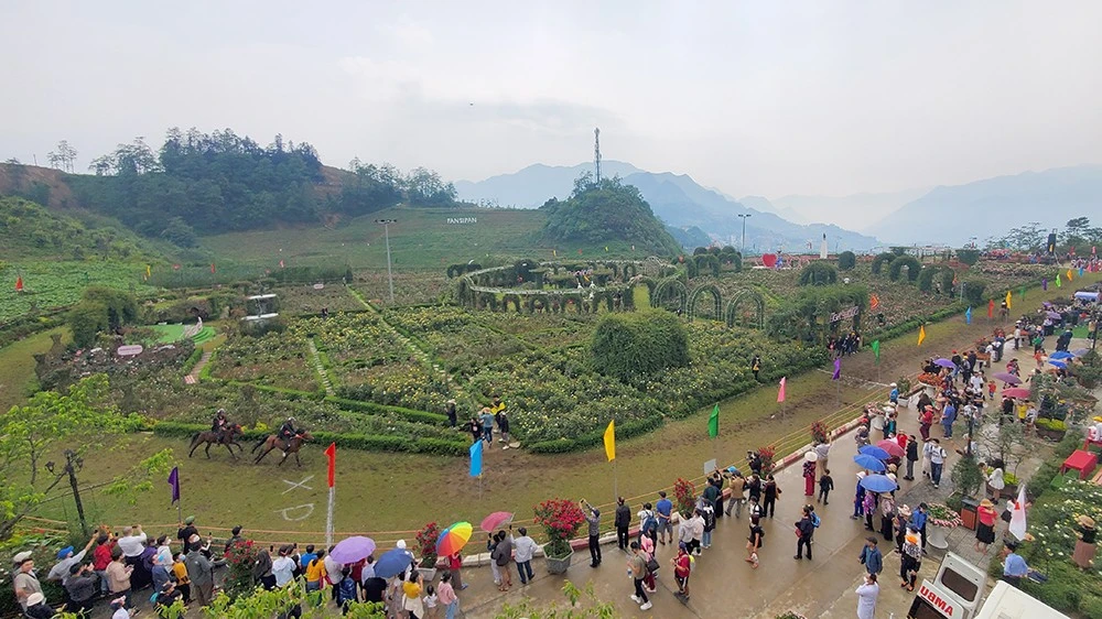 Du khách quốc tế đội mưa để trải nghiệm phong cảnh, văn hóa tại Khu du lịch quốc gia Sa Pa trong ngày 30/4. Vòng sơ loại bảng B Cuộc đua “Vó ngựa trên mây” diễn ra muộn hơn so với dự định khoảng 1 giờ đồng hồ.
