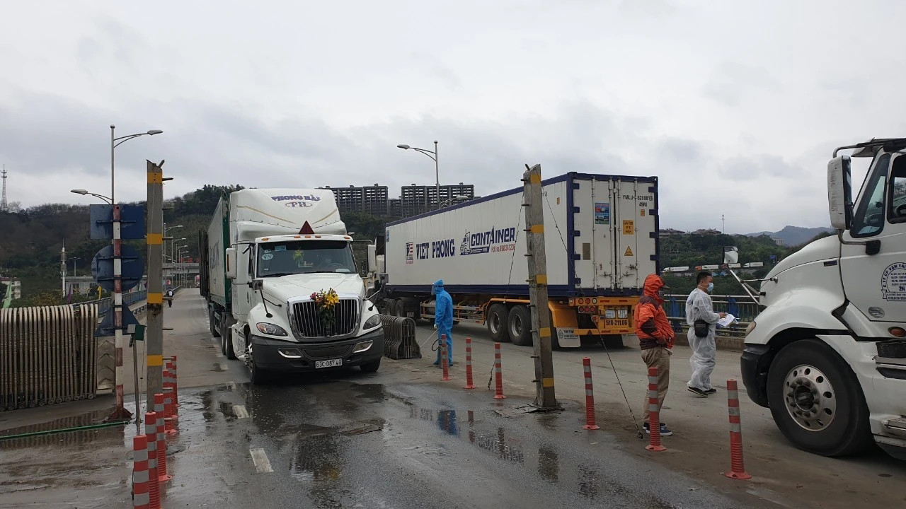 Công tác kiểm soát phương tiện, người lái để phòng, chống dịch bệnh tại Cửa khẩu Quốc tế đường bộ số II Kim Thành được thực hiện nghiêm ngặt.