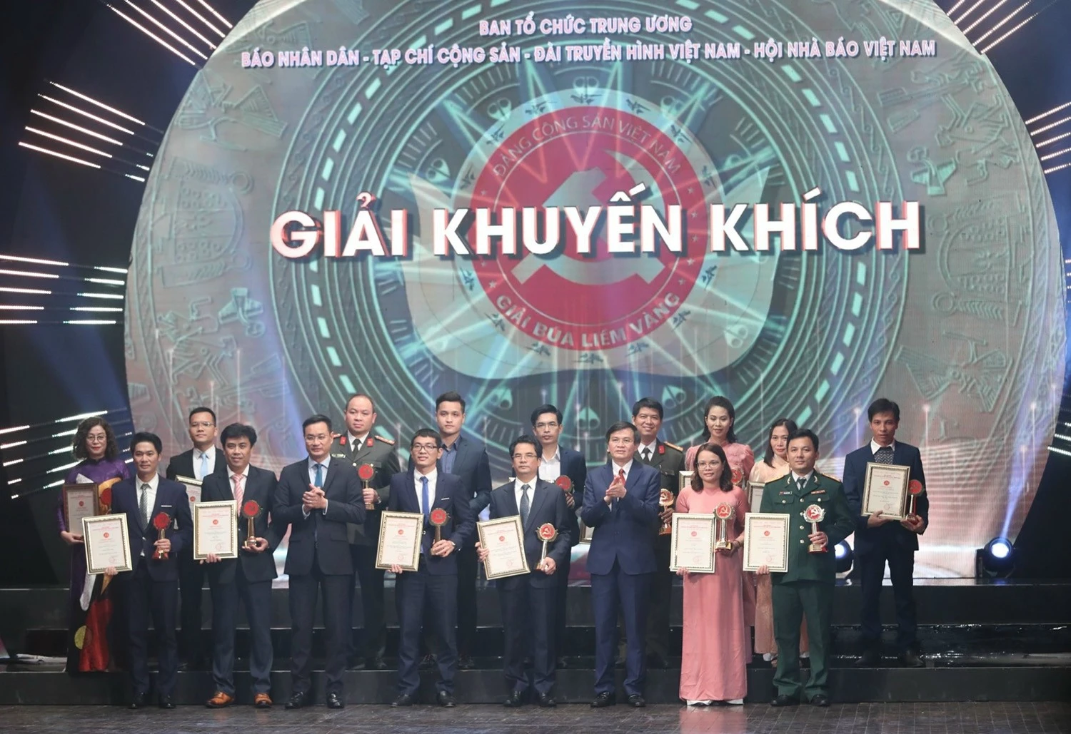 Ban Tổ chức trao giải Khuyến khích cho tác giả, nhóm tác giả