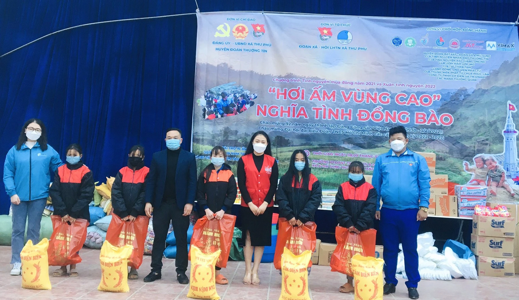 Tặng quà học sinh Trường Phổ thông Dân tộc nội trú Tiểu học và THCS xã A Mú Sung.