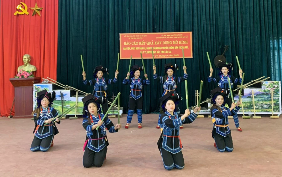 Tiết mục văn nghệ trong buổi ra mắt.