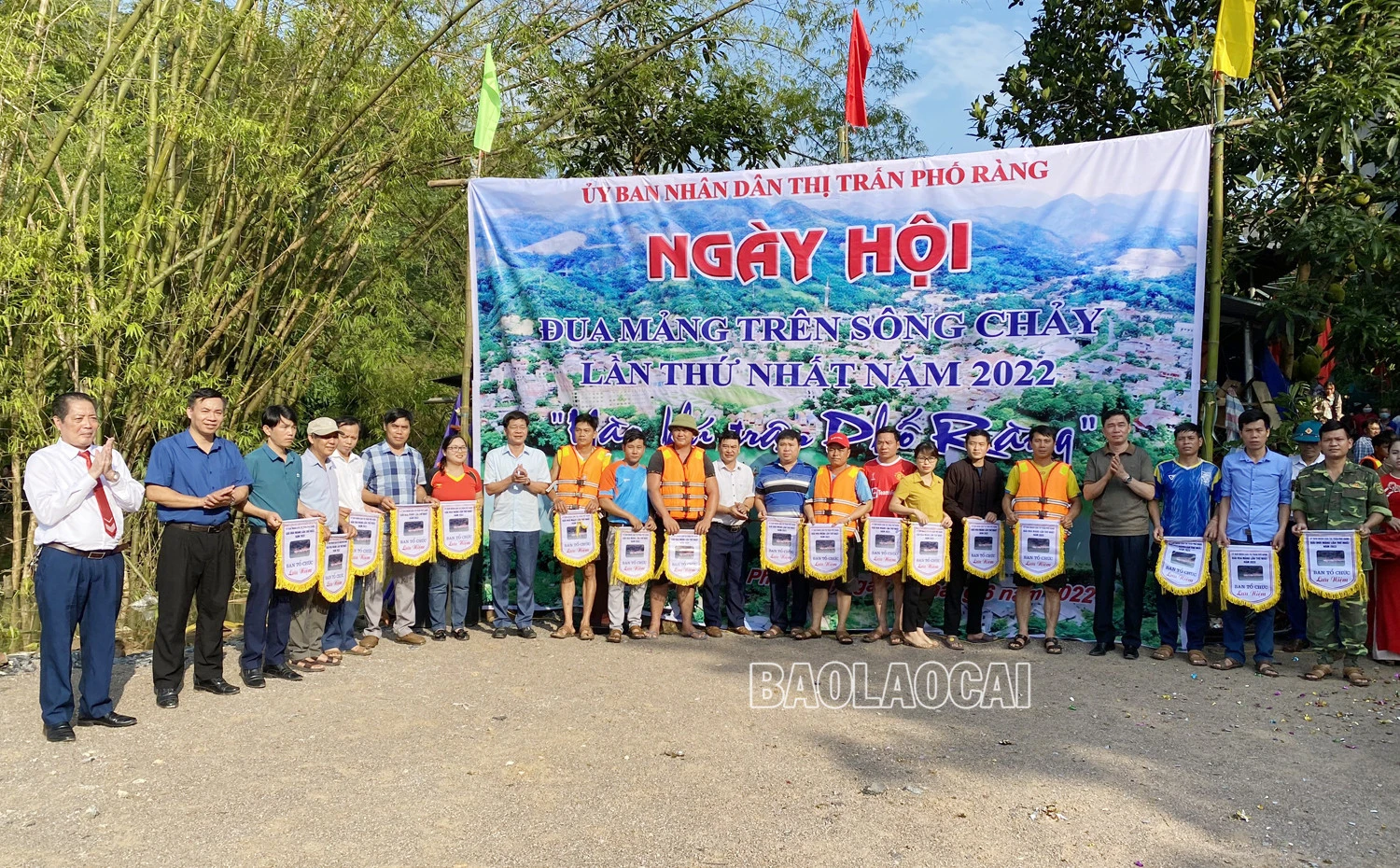 Trao cờ lưu niệm cho các đội thi.