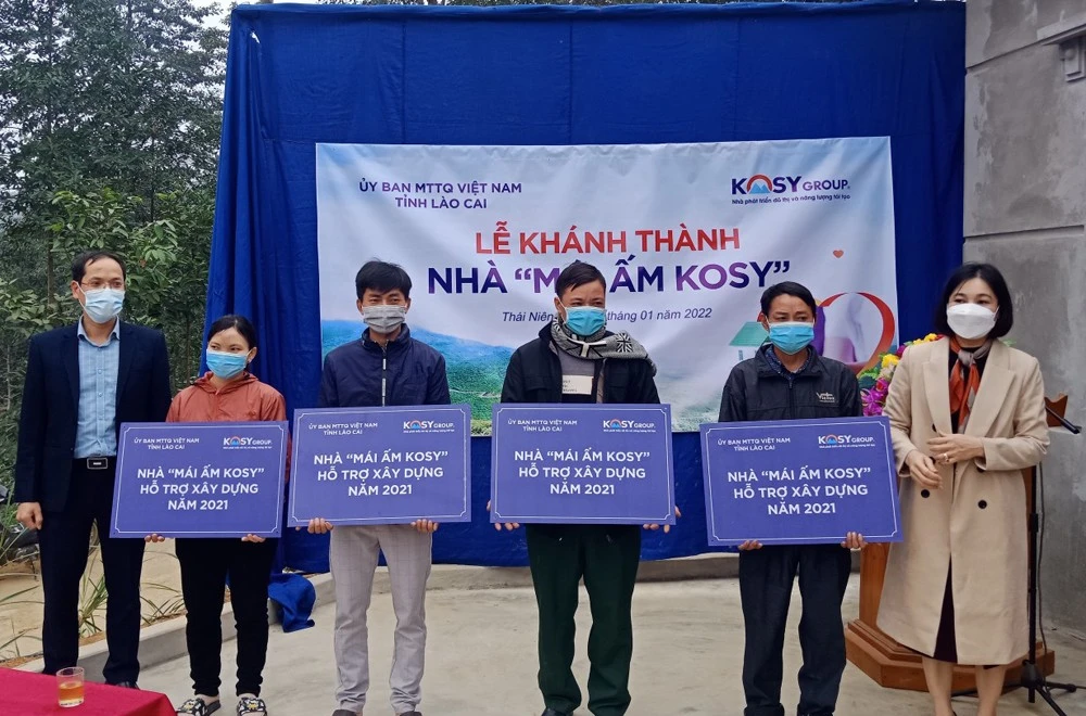 Bàn giao hỗ trợ kinh phí xây nhà cho các gia đình.