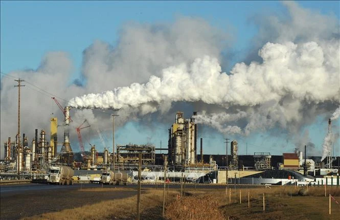 Khói bốc lên từ cơ sở lọc dầu ở Bắc Alberta, Fort McMurray, Canada.