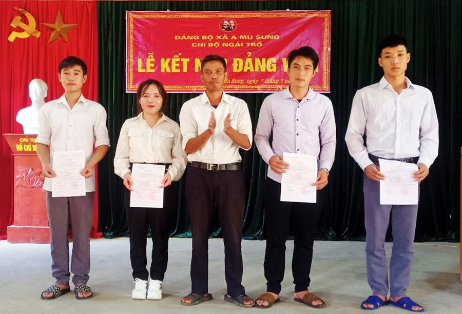 Trao quyết định kết nạp đảng viên tại các chi bộ nông thôn xã vùng cao A Mú Sung (Bát Xát).
