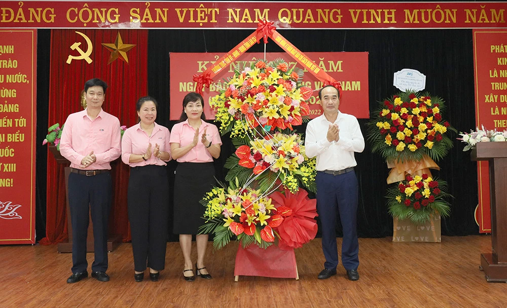 Đồng chí Vũ Xuân Cường tặng hoa chúc mừng Đài Phát thanh – Truyền hình tỉnh.