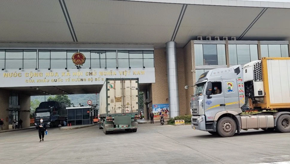 Chiều 12/1, tại Cửa khẩu Quốc tế đường bộ số 2 Kim Thành có 2 xe lạnh chở trái cây hoàn thiện thủ tục thông quan và vận chuyển sang nước bạn thành công.