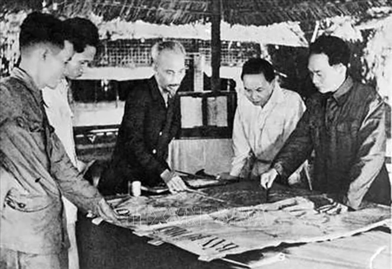 Ngày 6/12/1953, Bộ Chính trị tổ chức cuộc họp dưới sự chủ trì của Chủ tịch Hồ Chí Minh để nghe Tổng Quân ủy báo cáo và duyệt lần cuối kế hoạch tác chiến Đông-Xuân 1953-1954, đồng thời quyết định mở Chiến dịch Điện Biên Phủ với quyết tâm tiêu diệt bằng được tập đoàn cứ điểm này. Sự đóng góp to lớn của lực lượng dân công, bảo đảm hậu cầu cho chiến dịch là một trong những nguyên nhân chính làm nên Chiến thắng Điện Biên Phủ. Bộ đội hành quân lên Tây Bắc tham gia chiến dịch Điện Biên Phủ. Những khẩu đại bác 105 ly nặng trên 2 tấn được kéo qua đèo dốc gập ghềnh đến vị trí chờ ngày nổ súng. Trận pháo kích vào cứ điểm Him Lam, mở đầu chiến dịch Điện Biên Phủ. 17 giờ 30 phút ngày 13/3/1954, Đại tướng Tổng tư lệnh Võ Nguyên Giáp ra lệnh nổ súng tấn công Tập đoàn cứ điểm Điện Biên Phủ. Các đơn vị xung kích của ta tấn công sân bay Mường Thanh và làm chủ sân bay từ chiều 22/4, cắt đứt đường tiếp tế cho Tập đoàn cứ điểm Điện Biên Phủ. Các đơn vị xung kích của ta tấn công, tiêu diệt địch trên đồi A1 - cứ điểm quan trọng nhất của toàn bộ khu phòng ngự phía đông của địch, tấm lá chắn cuối cùng bảo vệ khu Trung tâm Tập đoàn cứ điểm. Chiến thắng của quân ta trên đồi A1 đã trở thành một trong những chiến công huyền thoại đi vào lịch sử vẻ vang của Quân đội nhân dân Việt Nam. Tướng De Castries cùng toàn bộ Bộ tham mưu Tập đoàn cứ điểm Điện Biên Phủ ra hàng, chiều ngày 7/5/1954. Lá cờ “Quyết chiến-Quyết thắng” và chân dung Chủ tịch Hồ Chí Minh tại lễ diễu hành mừng chiến thắng tại Điện Biên Phủ giữa tiếng reo hò vang dậy của bộ đội, dân công và nhân dân các dân tộc Điện Biên. Chủ tịch Hồ Chí Minh thưởng huy hiệu cho các chiến sĩ lập nhiều chiến công trong chiến dịch Điện Biên Phủ. Đại tướng Võ Nguyên Giáp trao lá cờ “Quyết chiến-Quyết thắng” của Chủ tịch Hồ Chí Minh tặng các đơn vị lập công. Điện Biên Phủ là một trong những trận quyết chiến chiến lược trong lịch sử Việt Nam, khẳng định sự trưởng thành vượt bậc của Quân đội nhân dân Việt Nam. Chiến thắng Điện Biên Phủ buộc chính phủ Pháp phải ký kết Hiệp định Geneva (7/1954) công nhận độc lập, chủ quyền, thống nhất và toàn vẹn lãnh thổ ba nước Đông Dương, kết thúc vẻ vang cuộc kháng chiến trường kỳ, gian khổ kéo dài 9 năm (1945-1954).