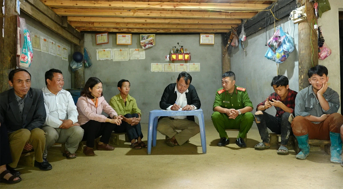 Lãnh đạo xã Nàn Sín và Công an xã nắm tình hình an ninh, trật tự của dòng họ tự quản.