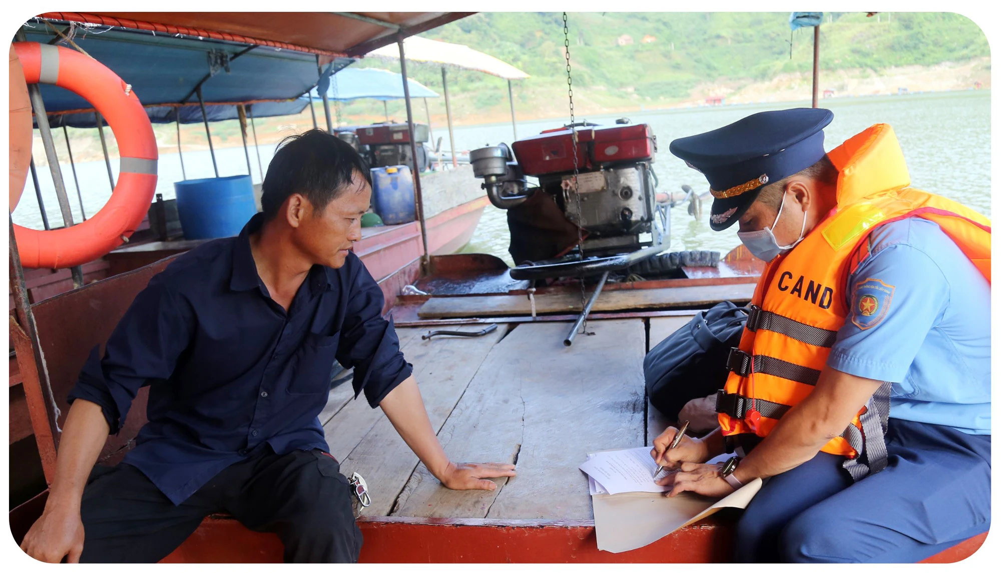 Thanh tra giao thông lập biên bản xử lý chủ phương tiện vi phạm các quy định về an toàn giao thông đường thủy.
