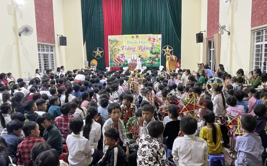 Gần 21.000 phần quà trung thu đến với trẻ em huyện Bát Xát ảnh 10