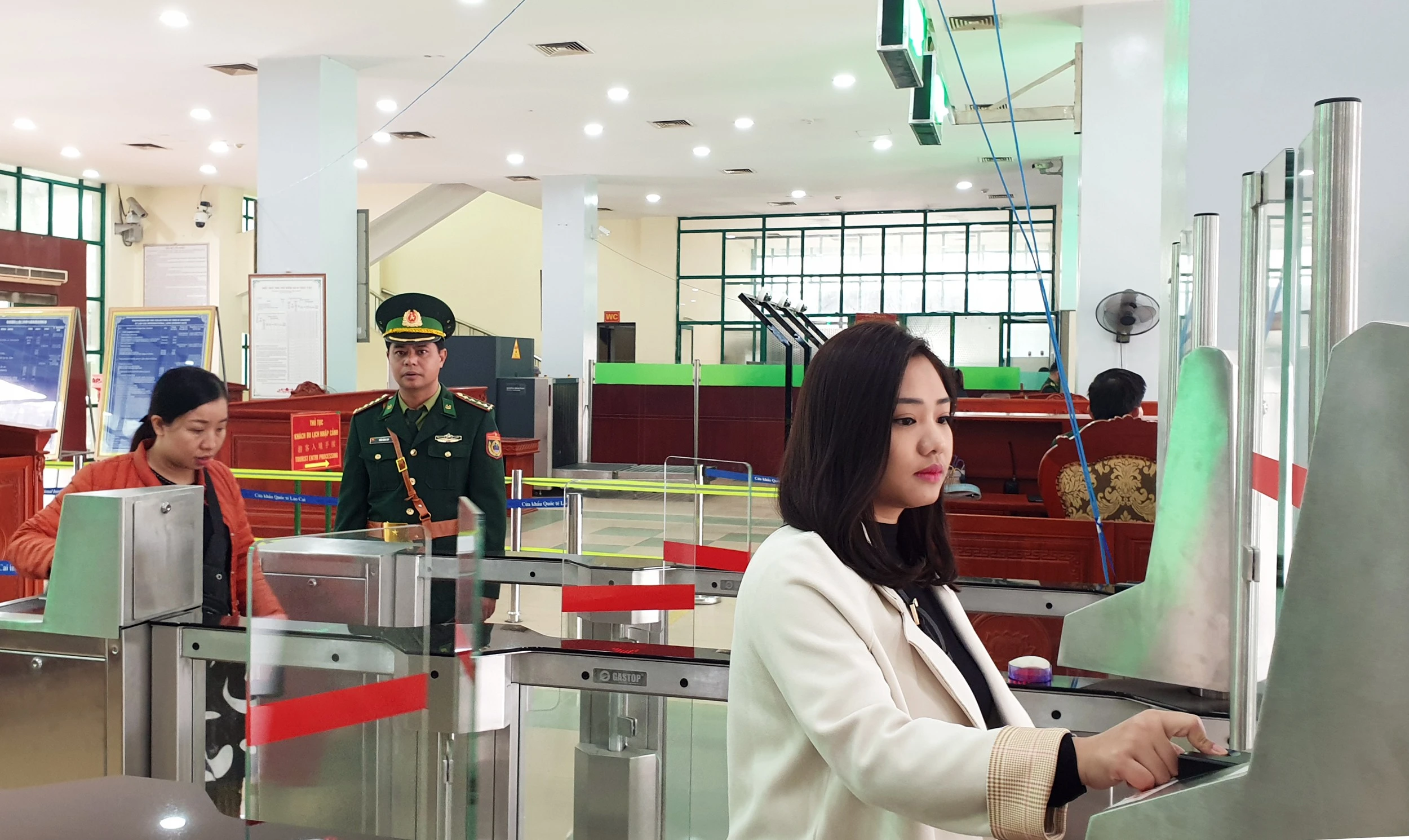 Các cơ quan chức năng tại Cửa khẩu Quốc tế Lào Cai đã chuyển đổi số trong kiểm soát người xuất - nhập cảnh.