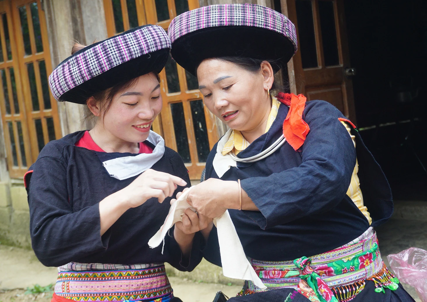Phụ nữ Mông xanh chuẩn bị trang phục đón Tết cổ truyền ảnh 3