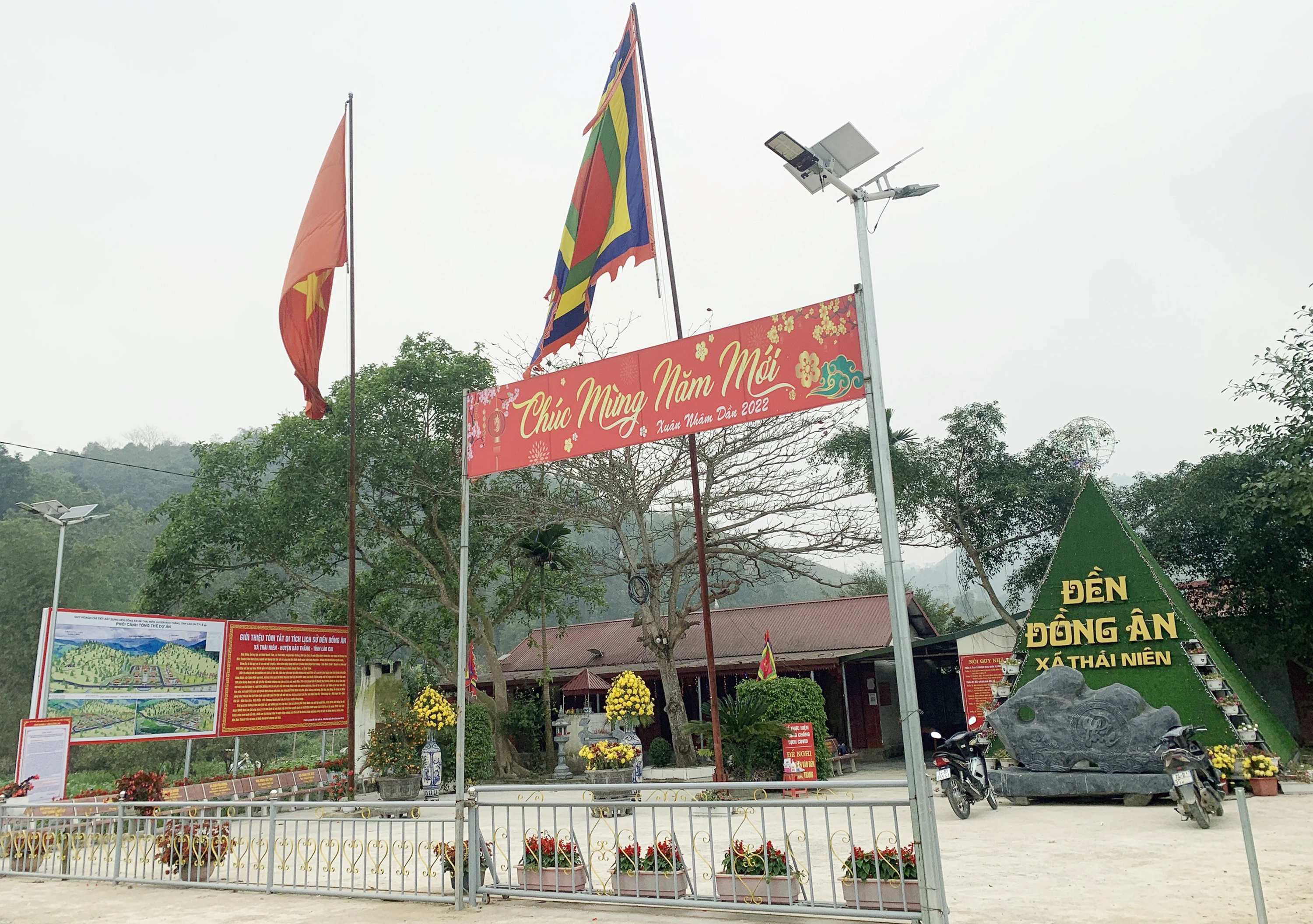 Đền Đồng Ân tọa lạc ngay bên tuyến đường kết nối ga Phố Mới - ga Bảo Hà - huyện Văn Yên (Yên Bái).