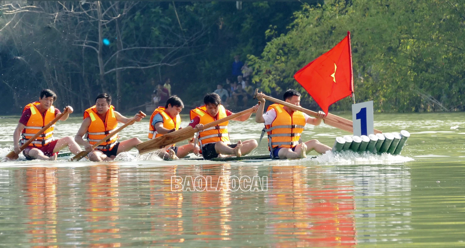Các đội đua nhận được sự cổ vũ nhiệt tình của người dân địa phương và du khách. Các vòng đua diễn ra đầy kịch tính, hấp dẫn. Lực lượng cứu hộ, cảnh sát đường thủy luôn theo sát các đội đua. Trao giải Nhất cho đội đua mảng xã Phúc Khánh.