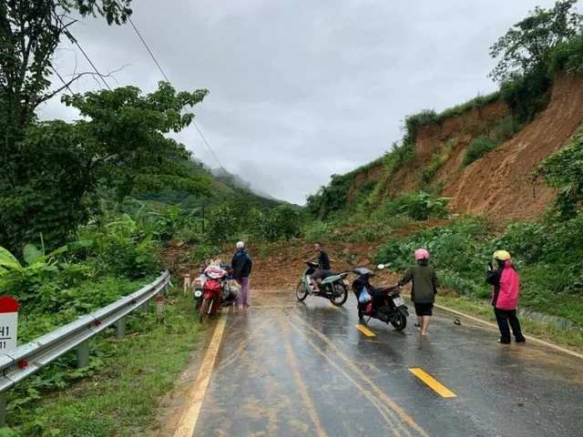 Ở khu vực Tây Bắc, ngoài đường cao tốc Nội Bài - Lào Cai, các tuyến đường khác cấp đường đều thấp (kể cả quốc lộ) và chỉ đạt tiêu chuẩn đường cấp V-IV miền núi thường xuyên xảy ra tai nạn giao thông.