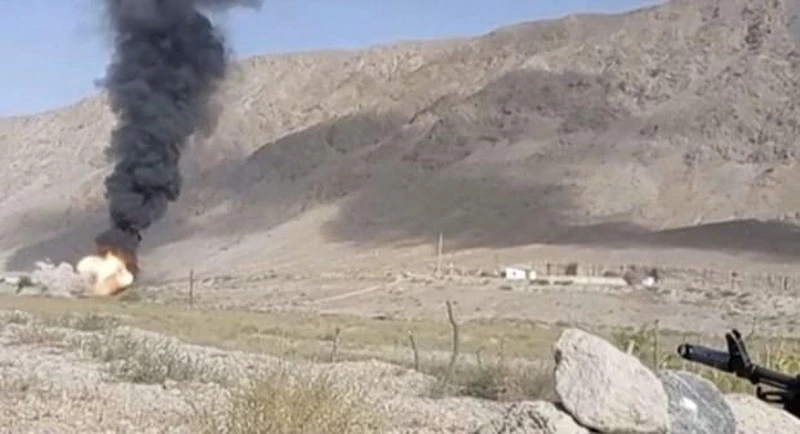 Khói bốc lên tại khu vực biên giới Tajikistan và Kyrgyzstan. (Nguồn: Reuters) 